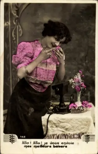 Ak junge Frau am Telefon, coloriert