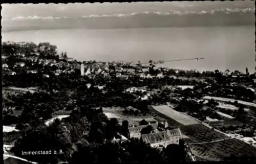 Ak Immenstaad am Bodensee, Luftaufnahme von Immenstaad, Bodensee, Landschaft, Wasser, Bäume, Häus