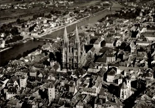Ak Regensburg an der Donau Oberpfalz, Luftaufnahme von  Dom, Neupfarrplatz,  Stadtansicht