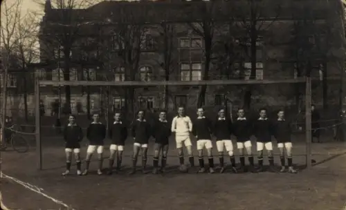 Foto Ak Bischofswerda in Sachsen, Fußballmannschaft, Gruppenbild, Gebäude
