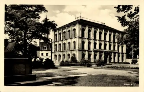 Ak Zittau in Sachsen, Bauschule mit Ehrenmal,  Schwarz-Weiß-Foto, Bäume im Vordergrund