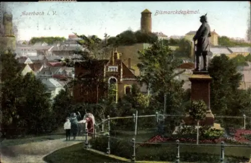Ak Auerbach im Vogtland, Auerbach i. V, Bismarckdenkmal, Statue, Parklandschaft, Stadtansicht