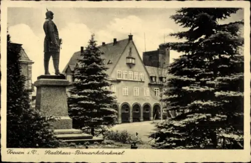 Ak Treuen im Vogtland, Bismarckdenkmal, Stadthaus, Bäume, Statue