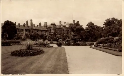 Ak Reading Berkshire England, Forbury Gardens,  Gartenlandschaft,  Gebäude