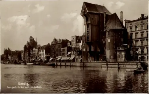 Ak Gdańsk Danzig,  Langebrücke mit Krantor, Wasseransicht,  Gebäude