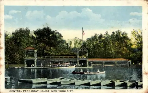 Ak New York City USA, Central Park Bootshaus,  Boote auf dem Wasser, US-Flagge