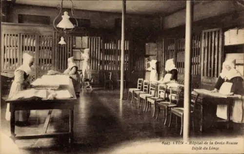 Ak Lyon Rhône, Frauen in weißen Kleidern, Hôpital de la Croix Rousse,  Wäschelager