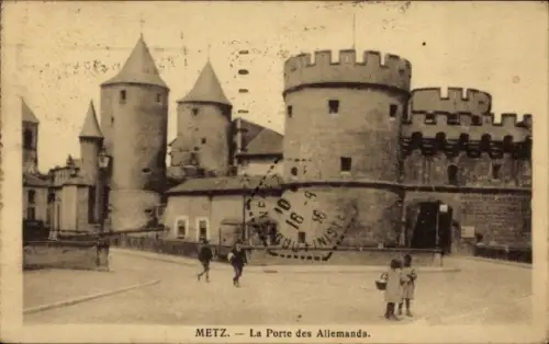 Ak Metz Moselle,  La Porte des Allemands,  Stadtmauer, zwei Personen