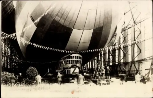 Ak Friedrichshafen am Bodensee, Luftschiff Graf Zeppelin LZ 127, Halle