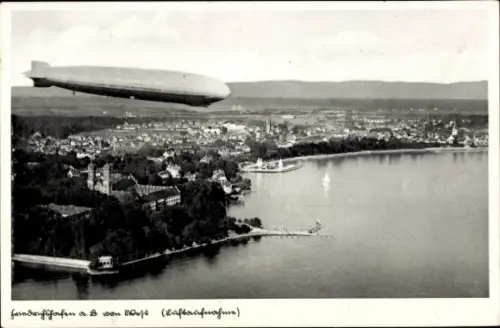Ak Friedrichshafen am Bodensee, Zeppelin über dem Ort, Hafen