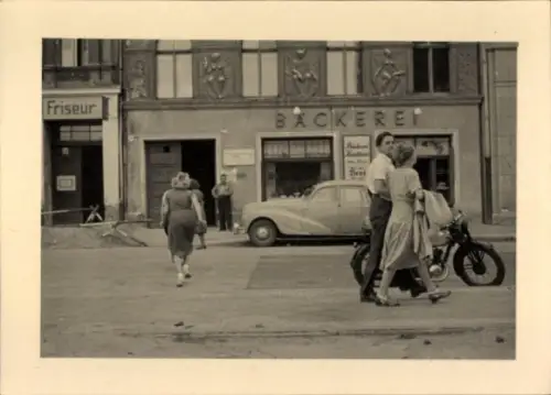 Foto Magdeburg an der Elbe, Passanten, Bäckerei, Friseur