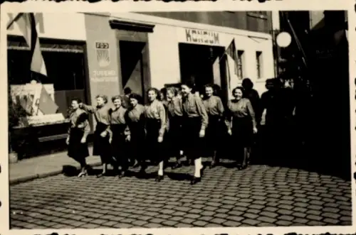 Foto FDJ-Verkaufsstelle, FDJ-Mädel-Aufmarsch