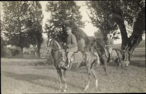 Ak Metz Moselle, Zwei Reiter in Uniform auf Pferden in einer Allee