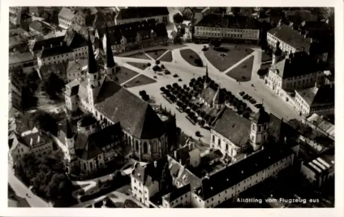 Ak Altötting in Oberbayern, Fliegeraufnahme vom Marktplatz mit Kirche