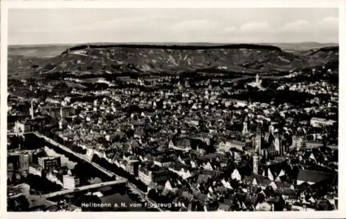 Ak Heilbronn am Neckar, Luftaufnahme von  Fluss, Stadtansicht, Berge im Hintergrund