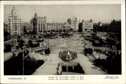 Ak Barcelona Katalonien Spanien, Plaza de Catalunya, Menschen, Bäume, Gebäude, Schwarz-Weiß-Foto