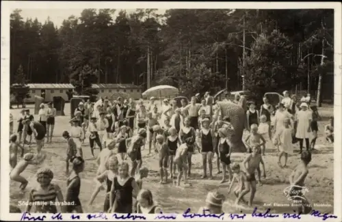 Ak Södertälje Schweden, Strandbad, viele Menschen, Schwimmer, Sonnenschirme, Bäume