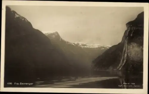 Ak Geiranger Norwegen, Schwarz-Weiß-Foto von Fjordlandschaft, Berge, Wasserfall, Geiranger