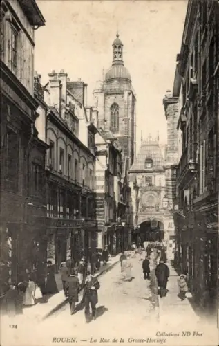 Ak Rouen Seine Maritime, Straße in  Grosse-Horloge,  Gebäude, Menschen auf der Straße