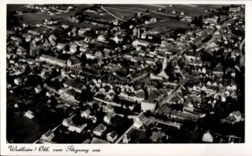 Ak Weilheim Oberbayern, Weilheim (Obb) von oben, Luftaufnahme, Schwarz-Weiß, Städteansicht