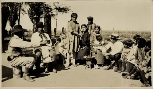 Foto Menschen in rumänischen Trachten, Familienbild