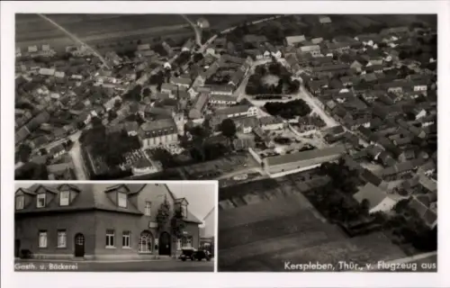 Ak Kerspleben Erfurt Thüringen, Luftaufnahme von  Gebäude, Landschaft, Gasthaus und Bäckerei