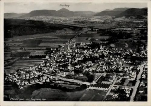 Ak Mössingen in Württemberg, Luftaufnahme von  Rossberg im Hintergrund, viele Häuser