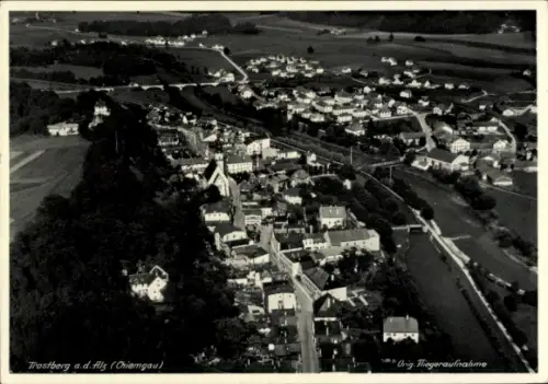 Ak Trostberg in Oberbayern, Luftaufnahme von  Chiemgau, viele Häuser, Kirche, ländliche Umgebung