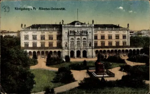 Ak Kaliningrad Königsberg Ostpreußen, Königsberg i. Pr., Albertus-Universität, Statue im Vordergr