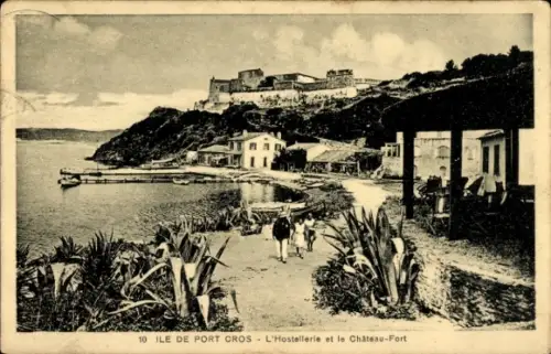 Ak Île de Port Cros Îles d’Hyères Var, Landschaft mit Wasser, Hügeln, Gebäuden, Booten, Menschen