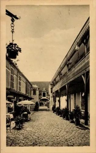 Ak Avallon Yonne, Gepflasterte Straße,  Gebäude, Pflanzen, Tische, Stühle