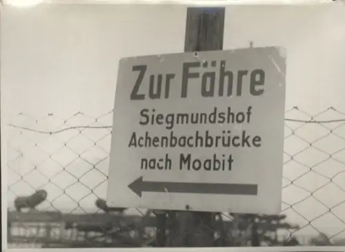 Original Foto Berlin Tiergarten, Schleswiger Ufer, Hinweisschild, um 1945/46, ca. 12 x 17 cm