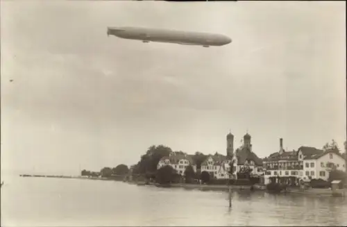 Foto Friedrichshafen am Bodensee, Zeppelin Luftschiff über der Stadt, Kirche, Seeufer