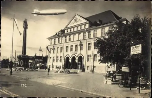 Foto Ak Kressbronn am Bodensee, Teilansicht, Denkmal, Zeppelin Luftschiff