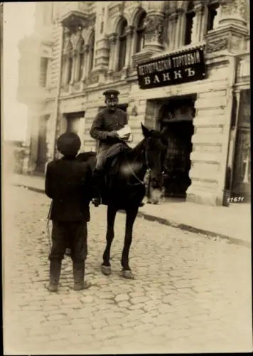 Foto Charkow Charkiw Ukraine, Reitender Polizist kontrolliert einem Kutscher die Ausweispapiere