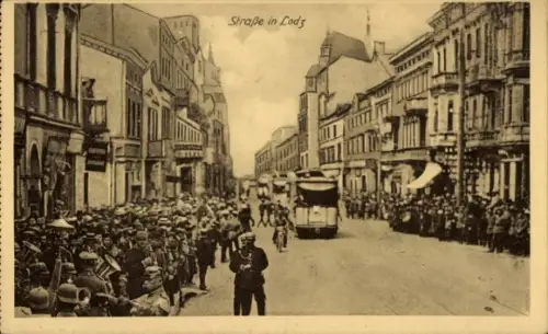 Ak Łódź Lodz Lodsch Polen, Straßenpartie, Passanten, Straßenbahnen