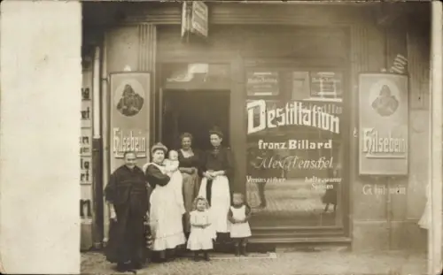 Foto Ak Berlin Prenzlauer Berg, Destillation Alex Henschel, N. Seelower Str. 13, Frauen, Kinder