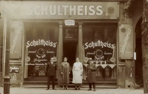 Foto Ak Berlin Prenzlauer Berg, Schultheiss-Ausschank, Weißenburger Straße 17, Gruppe vor der Tür