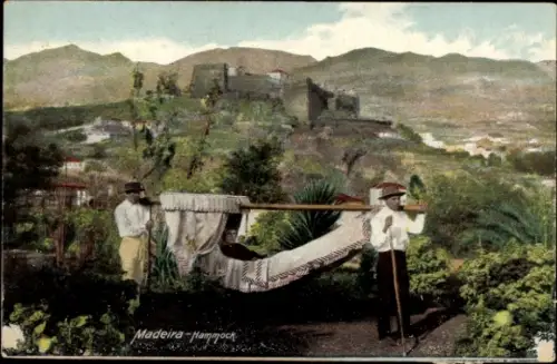 Ak Insel Madeira Portugal, Zwei Männer mit Hängematte, Berglandschaft im Hintergrund, Madeira