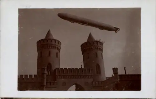 Foto Ak Potsdam, Nauener Tor, Zeppelin