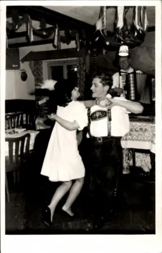 Foto Ak Tanzendes Paar, Tanzpaar, Restaurant, Mann mit Akkordeon