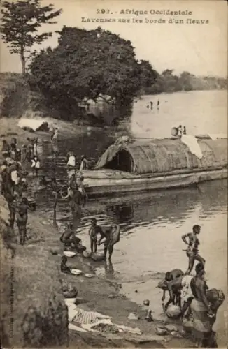 Ak Westafrika, Wäscher am Ufer eines Flusses