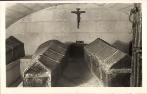 Ak Granada Andalusien Spanien, Krypta, zwei Särge, Kreuz, Steinmauer, Grabstätte