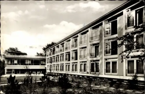 Ak Oerlinghausen in Lippe, Frauen-Kneipp-Kurheim, Möllerburg, Gebäude mit Fenstern, Gartenbereich