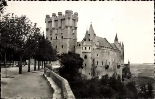 Ak Segovia Kastilien und Leon, Alcázar von  Burg, Bäume, Weg, Landschaft