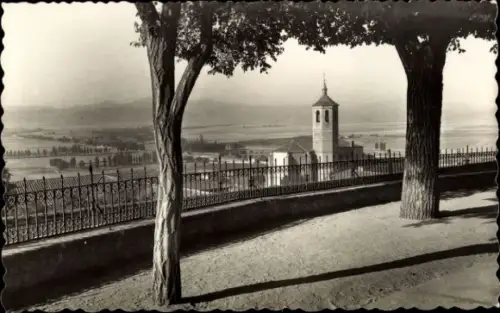 Ak Avila Kastillen und Leon, Blick auf die Iglesia de Santiago, Bäume, Landschaft, keine Personen