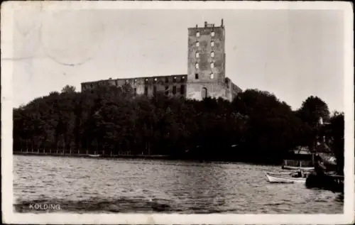 Ak Kolding Dänemark, Burg  Wasseransicht, Bäume, Boote