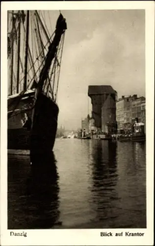 Ak Gdańsk Danzig,  Blick auf Krantor, Schiff, Wasser, Hafen