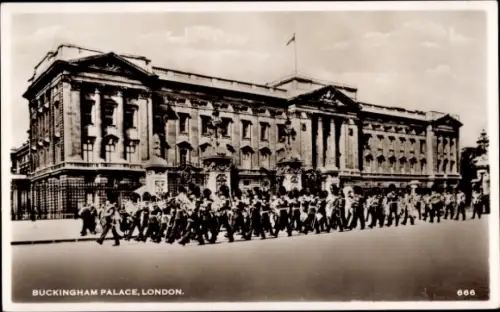 Ak Westminster London City, Buckingham Palace,  Menschenmenge, Militärparade, Schwarz-Weiß-Foto