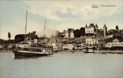 Ak Nyon Kanton Waadt, Schiff auf dem Wasser, Stadtansicht von  Berge im Hintergrund